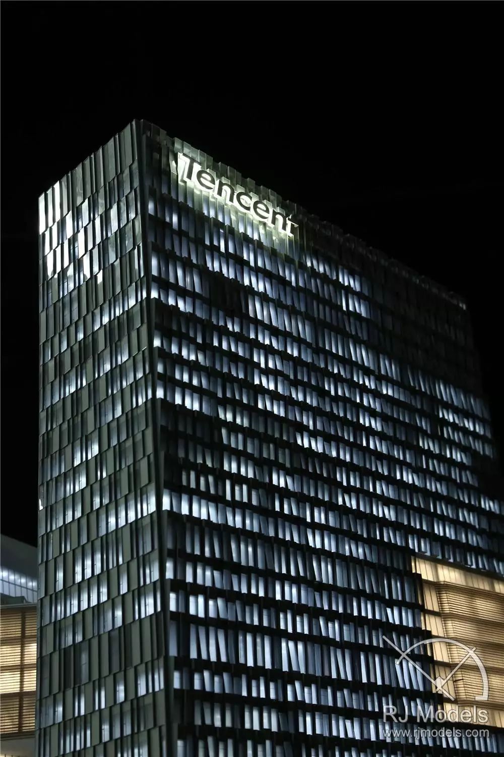 The external walls of Tencent Building of Binhai has incorporated an uneven 3D geometry shape with horizontal sawtooth structured glass curtains.