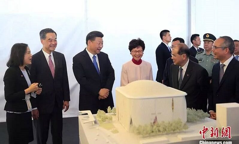 President Xi views the architectural model of the Xiqu Centre